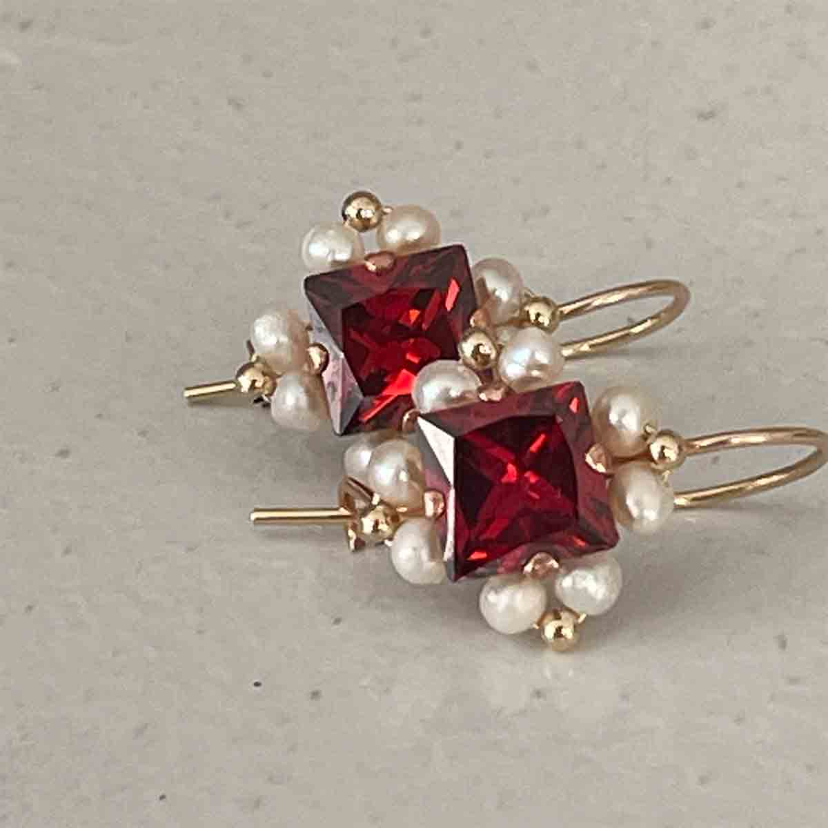 Øreringe med Rød Krystal og Perler # 1