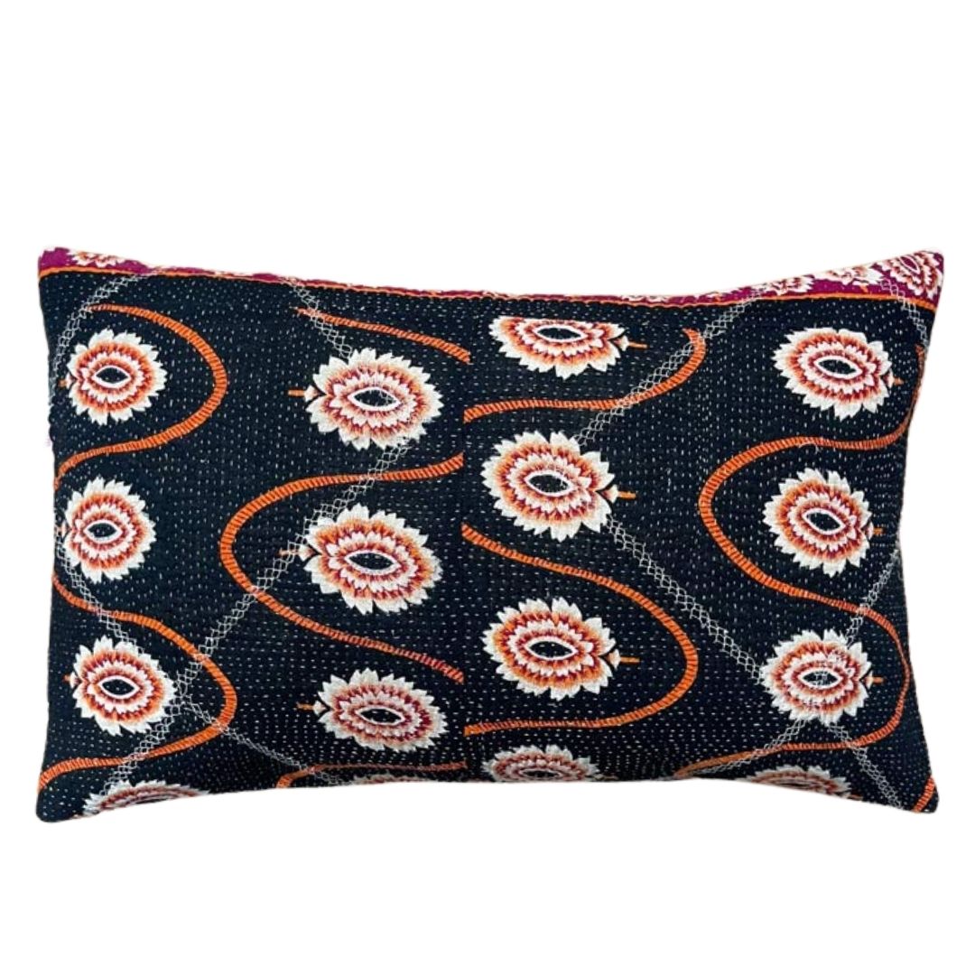 Unika puder fra Gudri, blomstret motiv - sort og orange, 50 x 30 cm