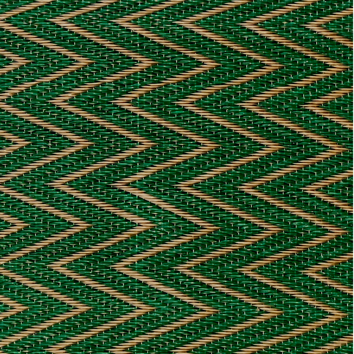 Plastiktæppe i zig zag mønster i Grøn & Gylden Beige 90x180 cm I grønlykke-com
