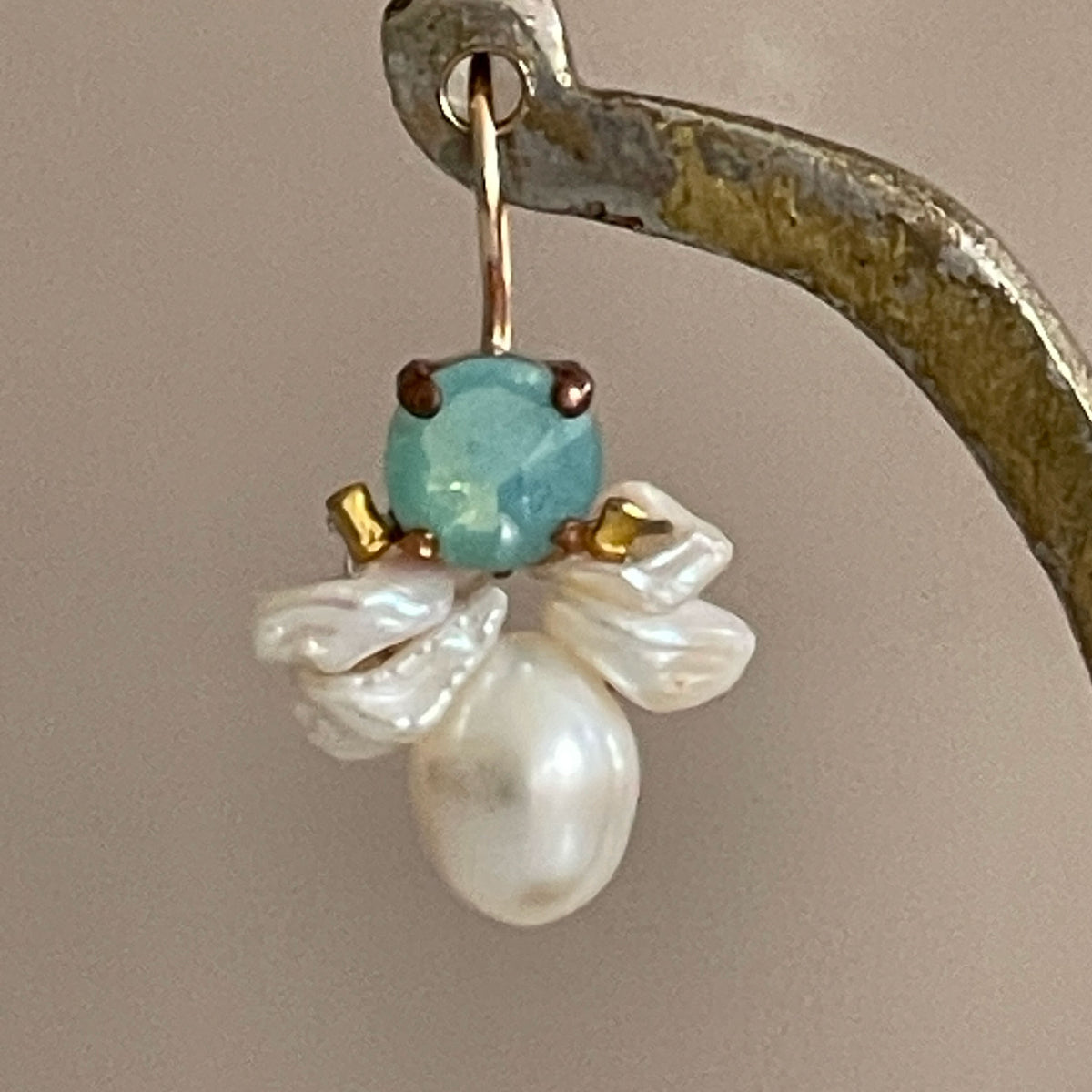 Øreringe med lysegrønne krystaller & perler I gronlykke.com