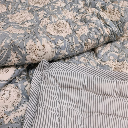 Quiltet sengetæppe  - Gråblåt med med hvidt blomster motiv  240 x 260 cm | Grønlykke.com