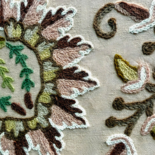 Stof med uld broderi i sart rosa og grønne nuancer | Grønlykke.com