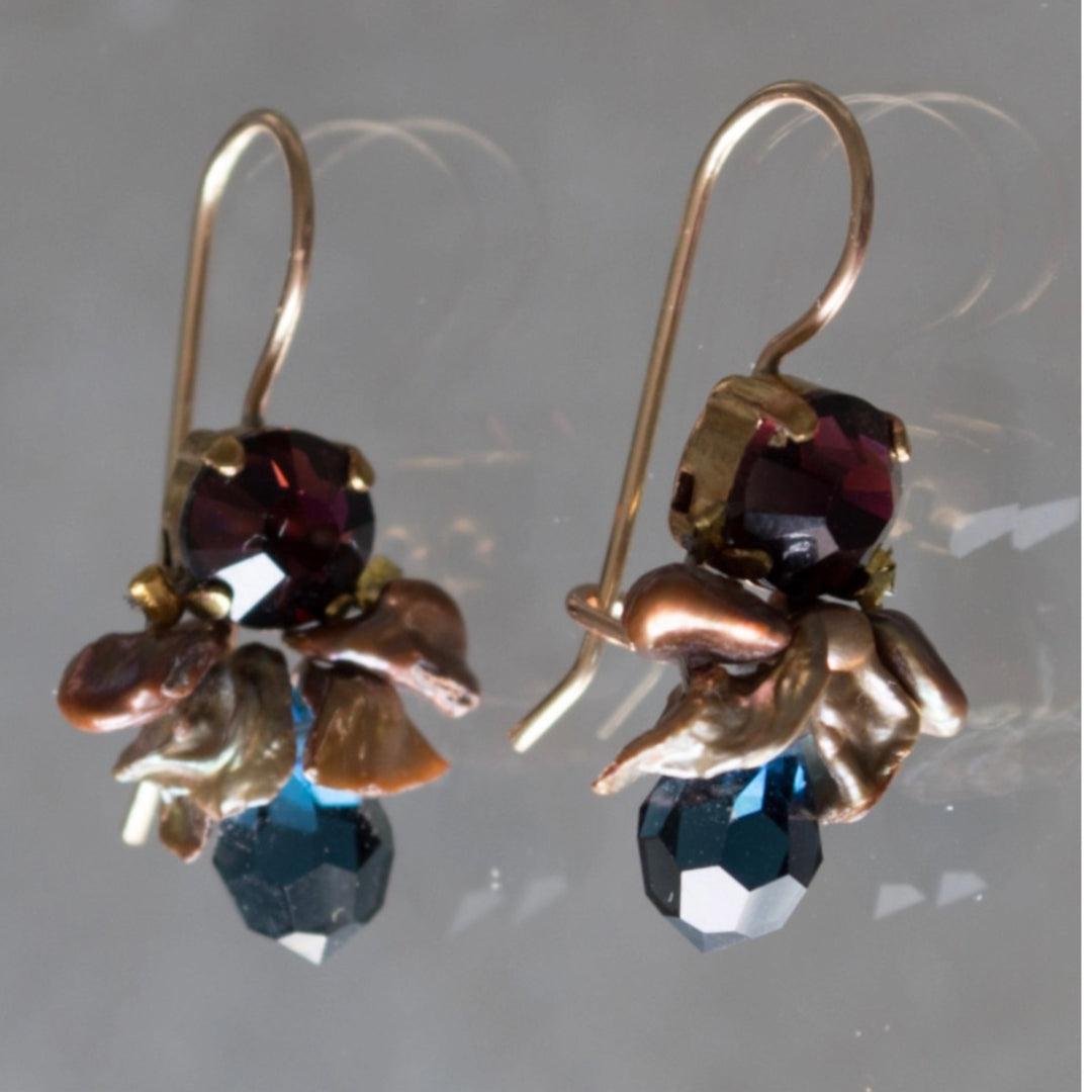 Øreringe med mørkerød krystal, mørke perler, kyanit | grønlykke.com