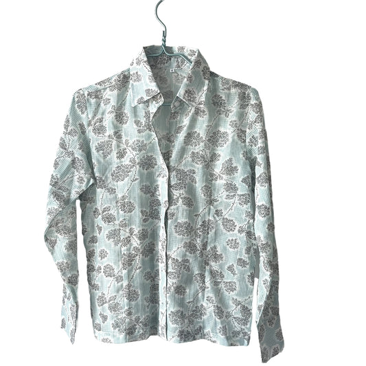 TØJ OUTLET - Skjorte i Sart Lysblå & Hvid m. et gråt blad mønster