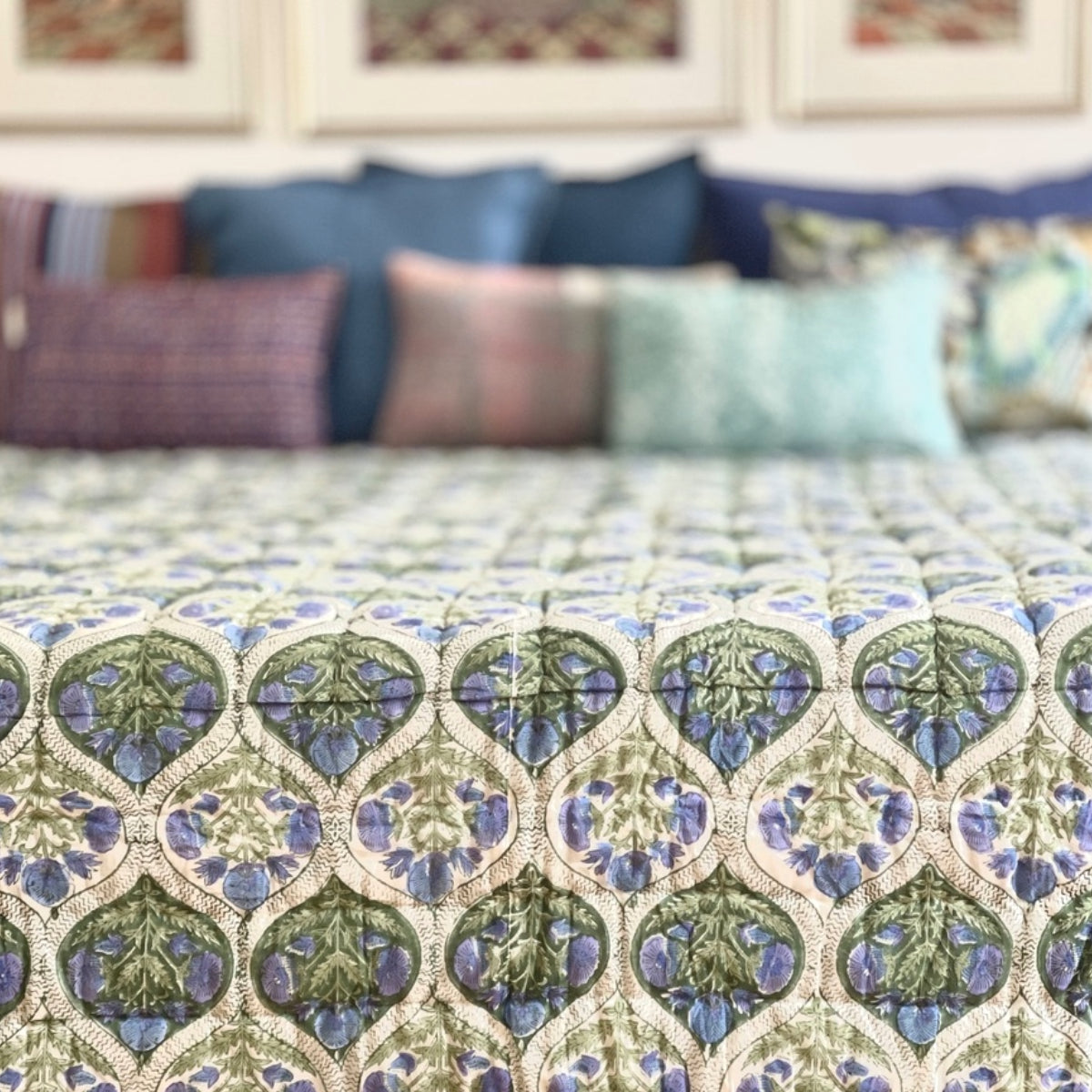 Sengetæppe quiltet i blå, violette og grønne nuancer | Grønlykke.com