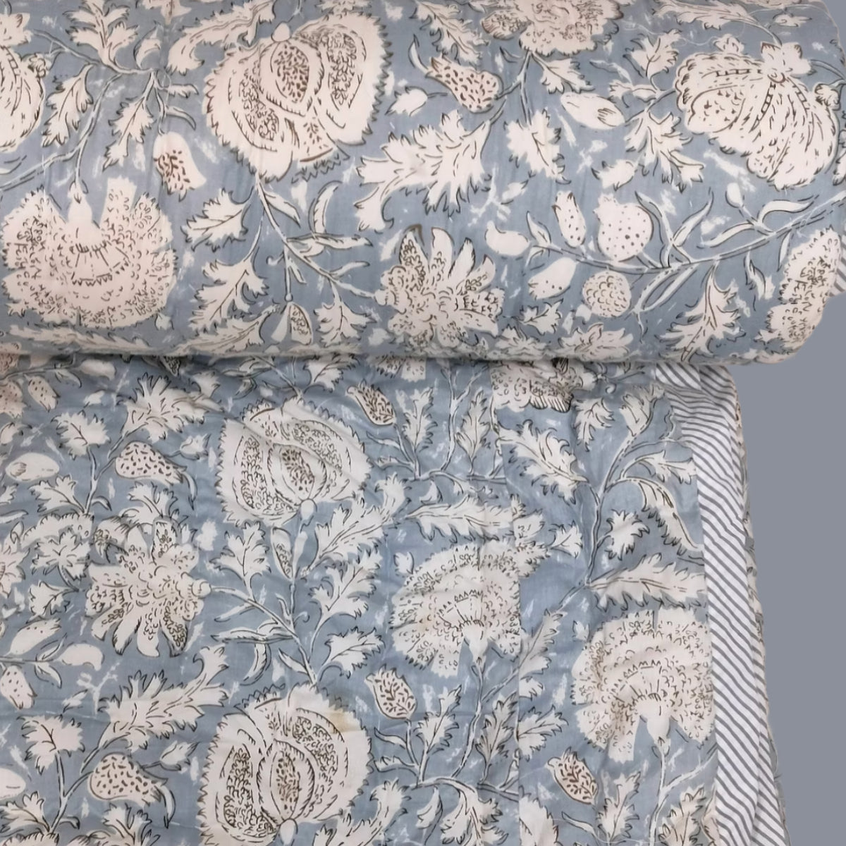 Quiltet sengetæppe - Gråblåt med med hvidt blomster motiv 240 x 260 cm | Grønlykke.com