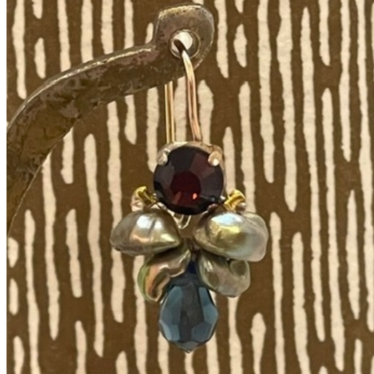 Øreringe med mørkerød krystal, mørke perler, kyanit | grønlykke.com