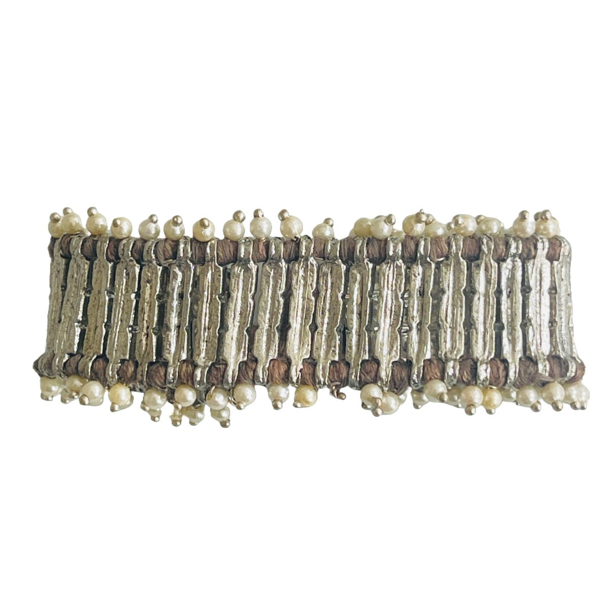 Bredt armbånd med sølv effekt og små perler - Grønlykke.com