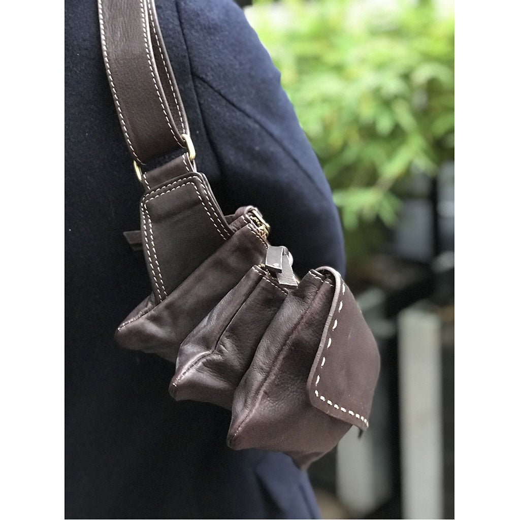 Crossbody taske i chokoladebrun læder - Grønlykke.com