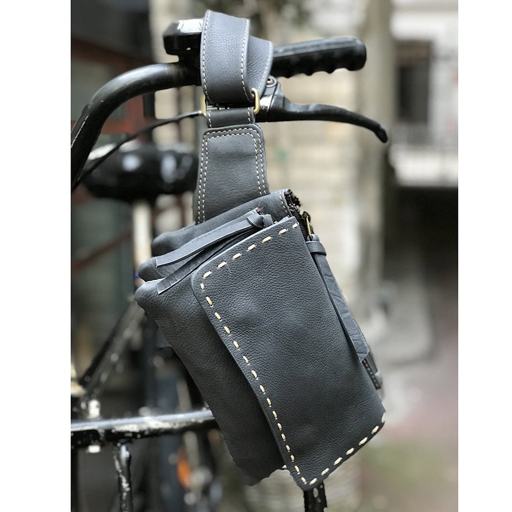Crossbodytaske i koksgrå læder - Grønlykke.com