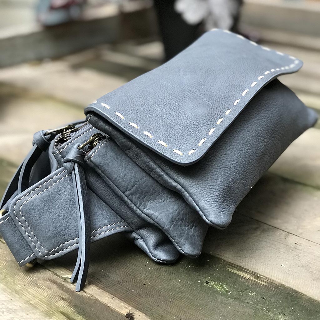 Crossbodytaske i koksgrå læder - Grønlykke.com