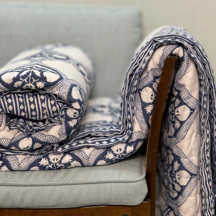 Quiltet sengetæppe til dobbeltseng - marineblåt og hvidt, Queen Size og King Size - Grønlykke.com