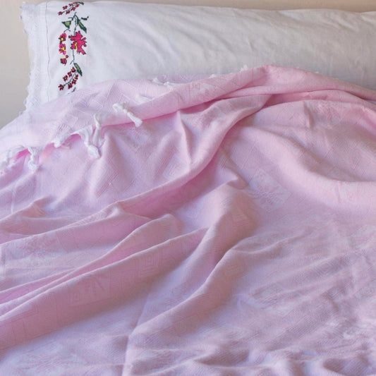 Sengetæppe - let sommertæppe i rosa 170 x 230 - Grønlykke.com