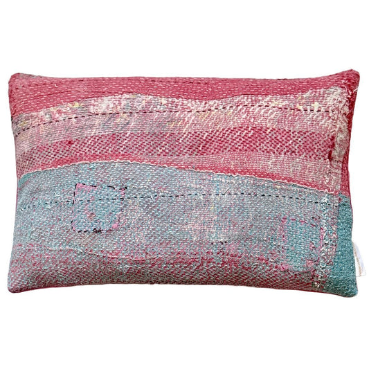 Unika pude Vintage Kantha i hindbær og turkis 30 x 50 cm - Grønlykke.com