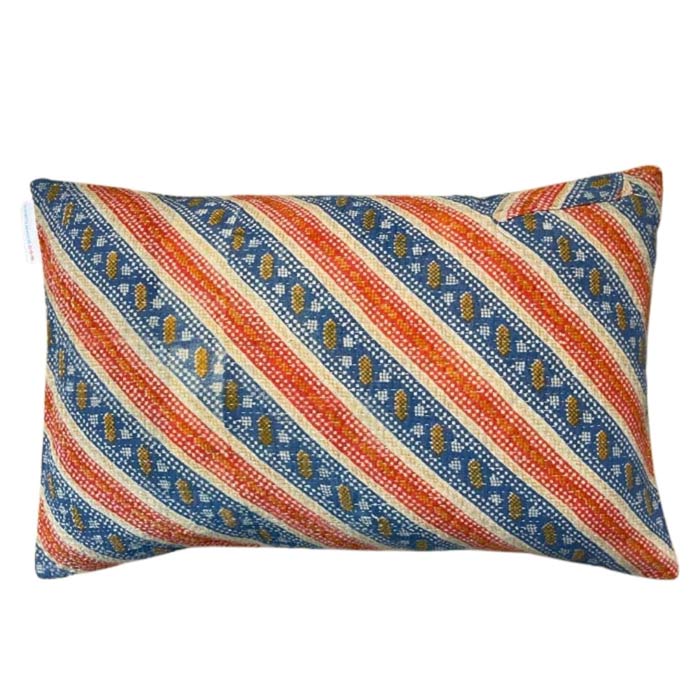 Unika stribede puder fra Gudri, diagonale striber - blå og orange, 50 x 30 cm - Grønlykke.com
