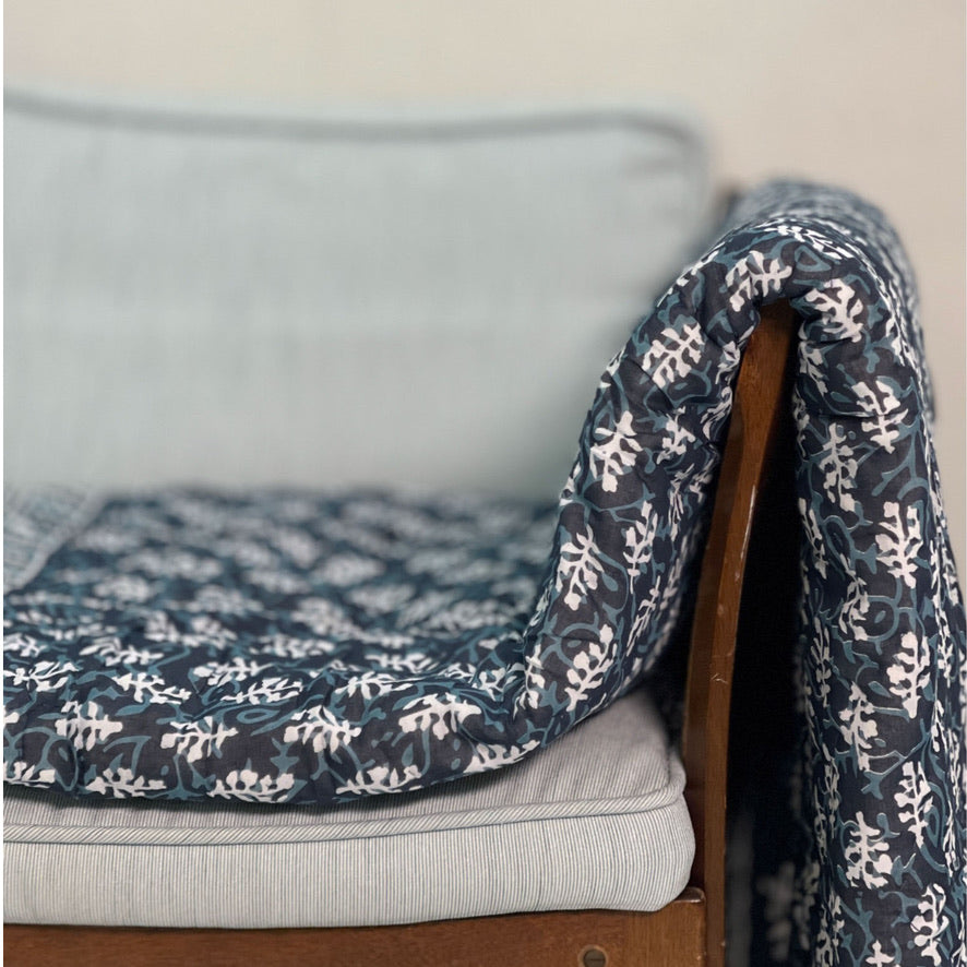 Quiltet sengetæppe til dobbeltseng - marineblåt med blågråt mønster, 225 x 270 cm I Grønlykke.com