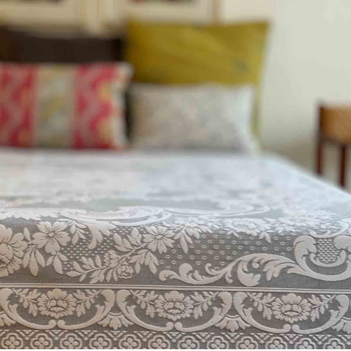 Syrisk sengetæppe til dobbeltseng - Lysegrå og hvid - Orientalske mønstre - 220x225 cm I gronlykke.com