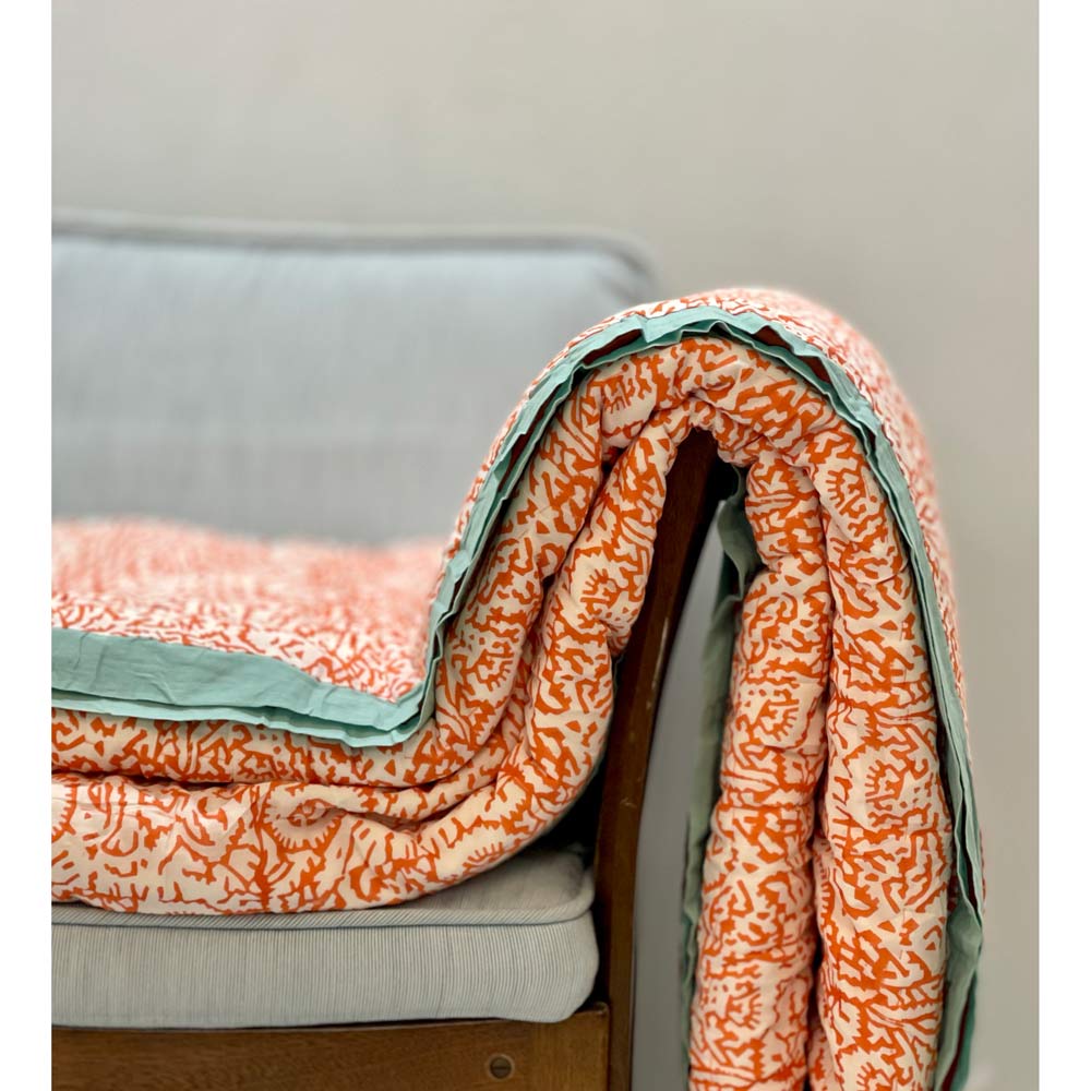 Sengetæppe - Quiltet - Lys orange/koral mønster på en hvid bund - 240 x 260 cm I Gronlykke.com