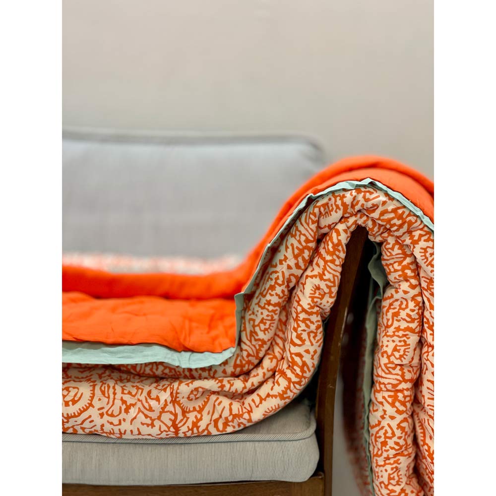 Sengetæppe - Quiltet - Lys orange/koral mønster på en hvid bund - 240 x 260 cm I Gronlykke.com