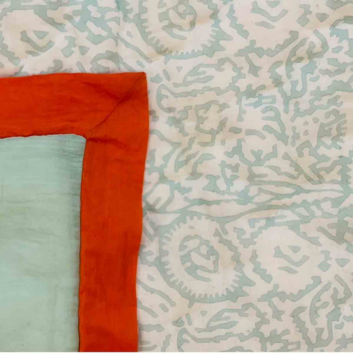 Quiltet sengetæppe til dobbeltseng - lys isblåt mønster på hvid bund,  270 x 270 cm