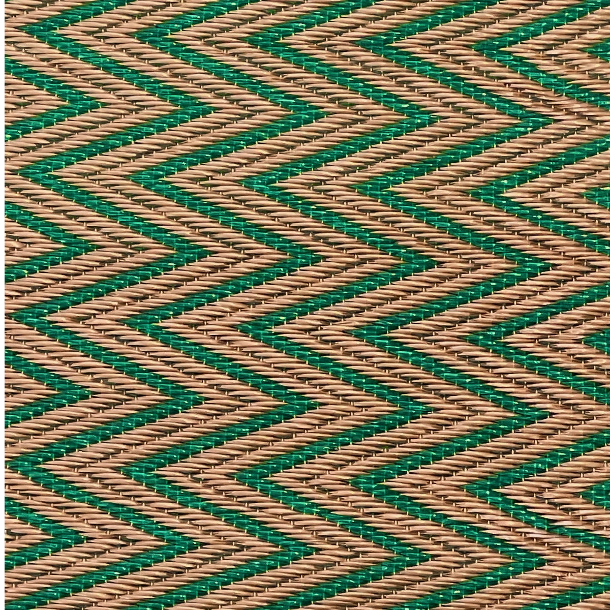 Plastiktæppe i zig zag mønster i Grøn & Gylden Beige 90x180 cm I grønlykke.com