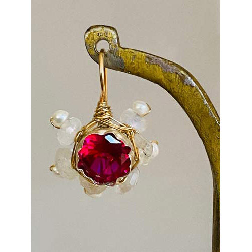 Øreringe med røde krystaller , moonstone og perler I gronlykke.com