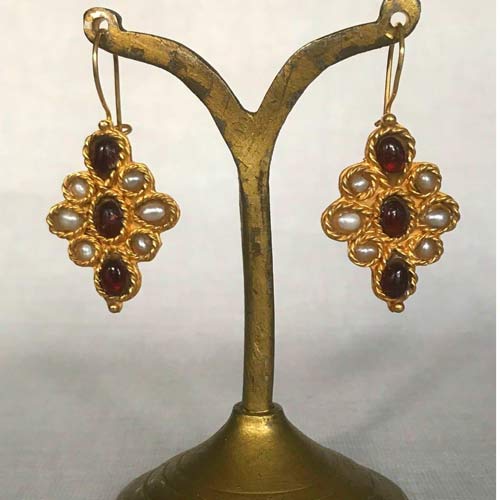 Orientalske øreringe Golden braided flower cross, White & Dark Red I Gronlykke.com