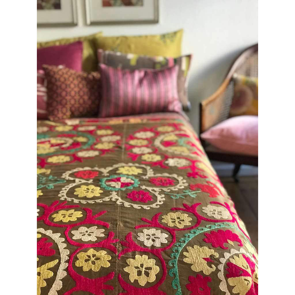 Flotte sengetæpper til enkelt- eller halvandenmandsseng, håndbroderet, Ottoman vintage – army brown & pink, 150 x 180 cm