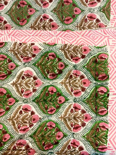 Sengetæppe - Quiltet -Sengetæppe - Pink Blomster M. Grønne blade & Hvid bund  220 x 270 cm I gronlykke.com