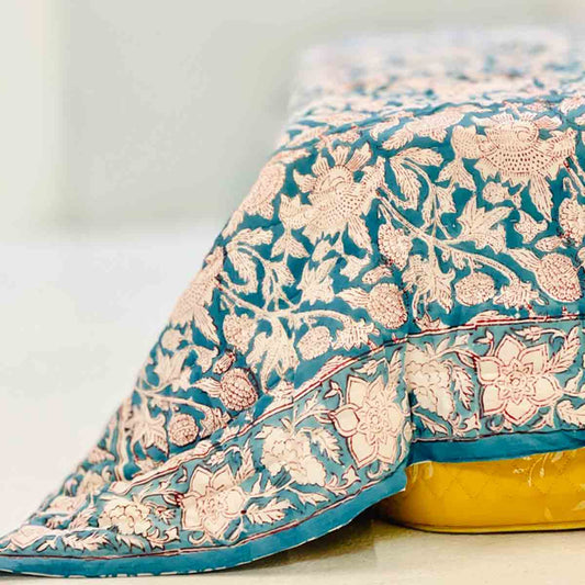 Sengetæppe - Quiltet - Turkisblåt med hvidt og vinrødt bloktryk. I gronlykke.com