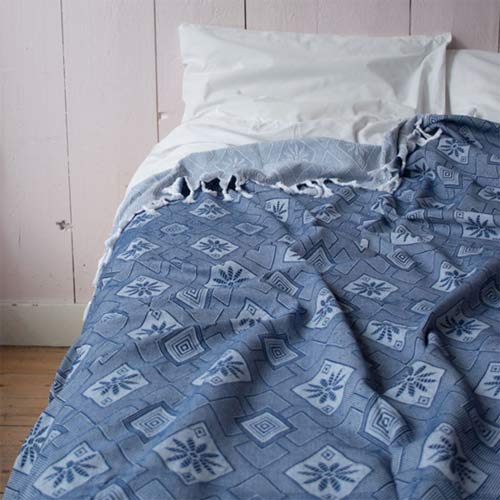 Sengetæppe/Dug med geometrisk Motiv & Frynser - Grønlykke.com