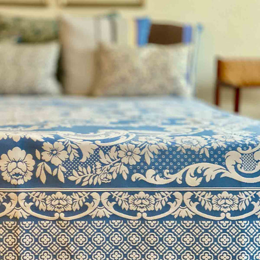Syrisk sengetæppe til dobbeltseng - Greek Blue med hvide blomster - 220x225 cm I gronlykke.com